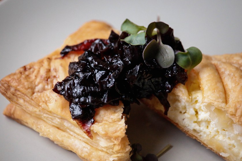 kk_web_post_1840x1225_blatterteigtaschen_zwiebelmarmelade_01